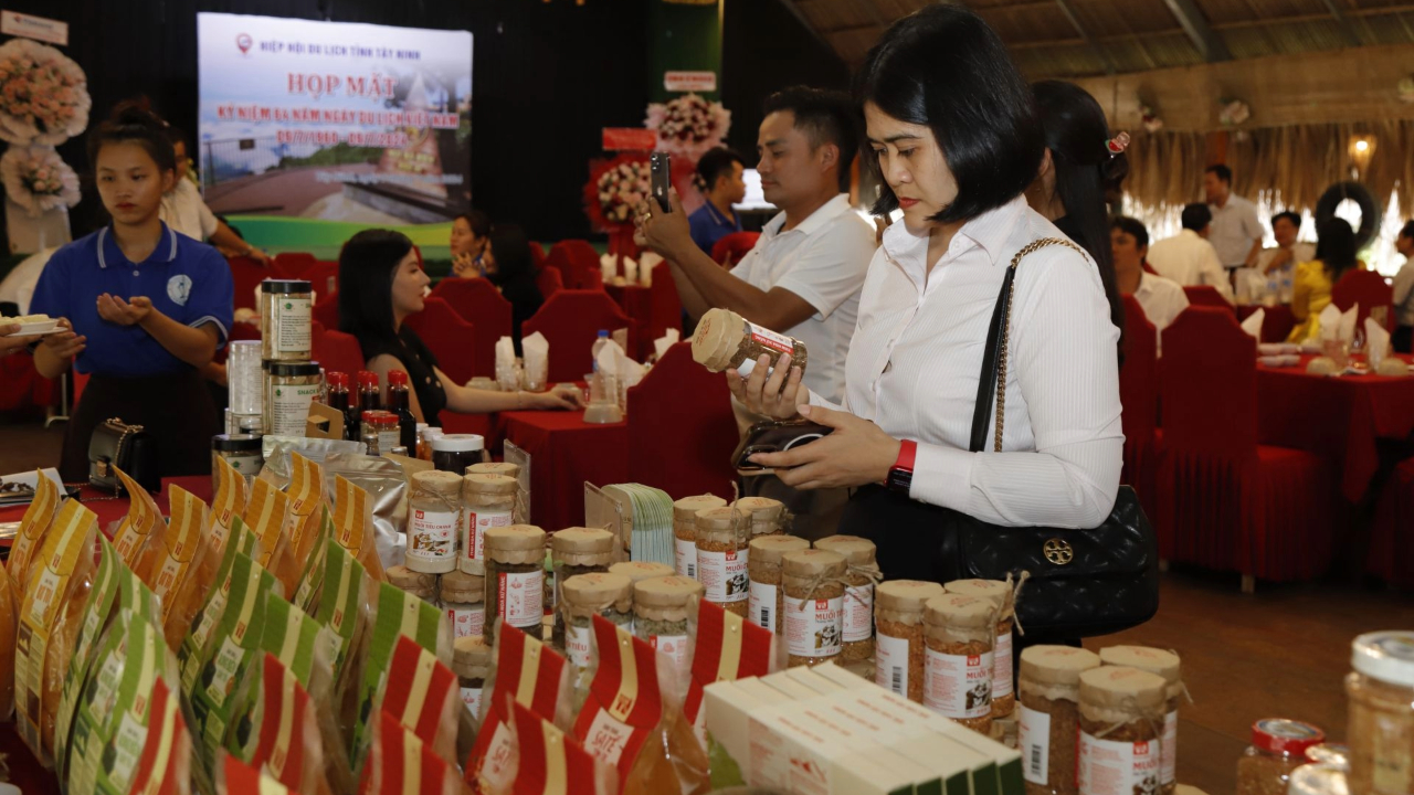 Tinh Nguyên vinh dự có mặt tại buổi họp mặt kỷ niệm 64 năm Ngày Du lịch Việt Nam