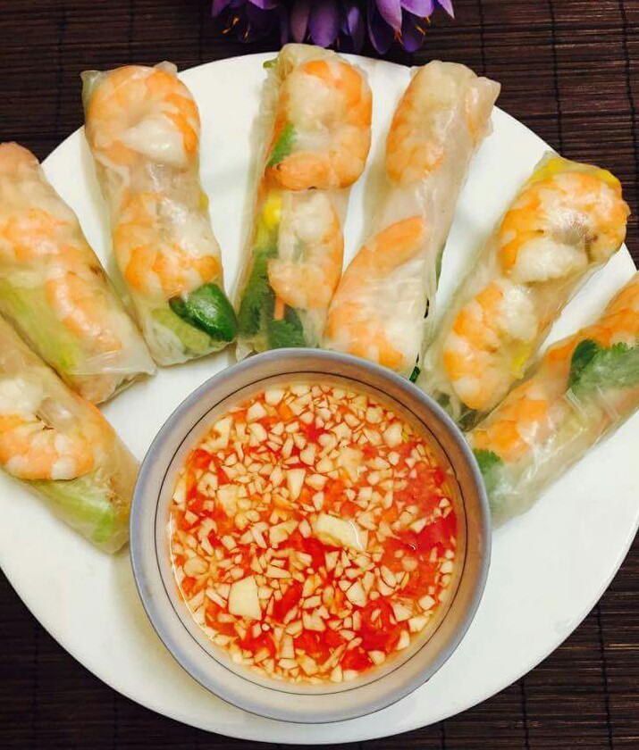 Gỏi cuốn là món ăn truyền thống Việt Nam, thường được làm từ các loại và các nguyên liệu khác nhau. 