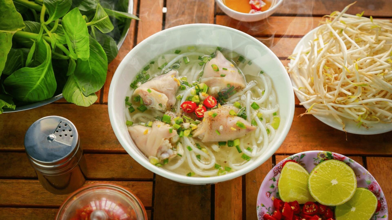 Nên ăn gì khi đến Tây Ninh? Chắc chắn bánh canh Trảng Bàng sẽ làm bạn vương vấn khi rời xa