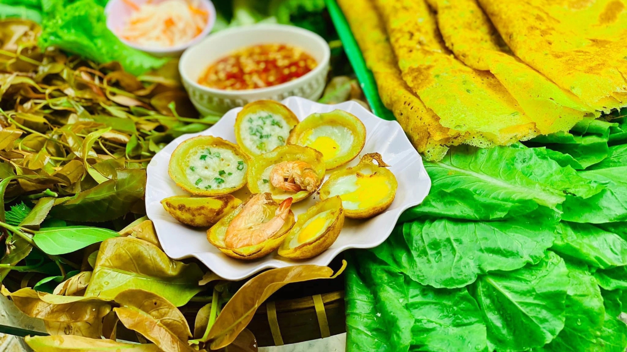 Tại Tây Ninh, bánh xèo được thưởng thức với hơn 10 loại rau rừng