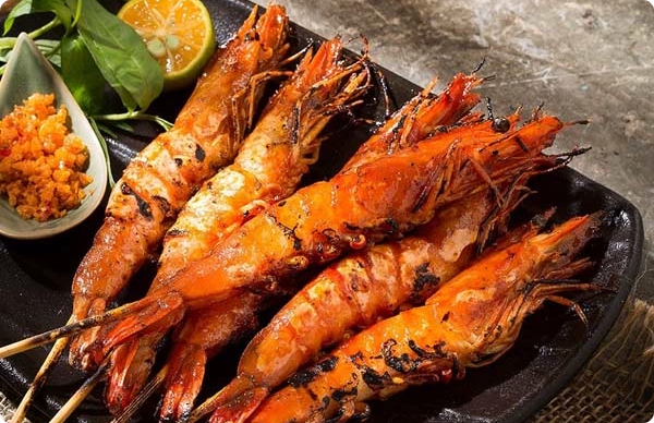 Grilled shrimp with salt and chili